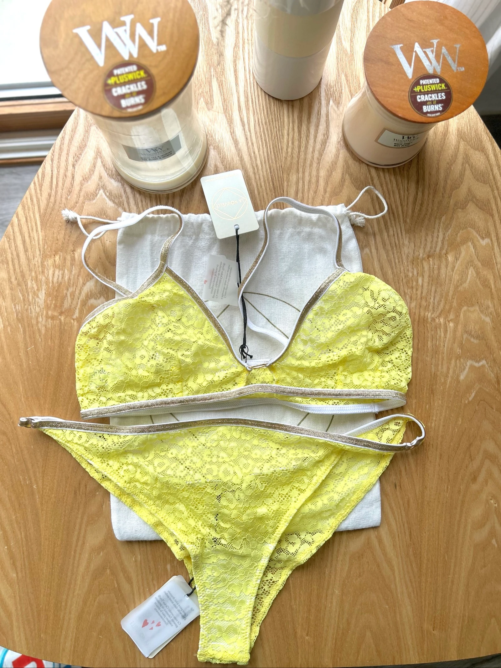 Conjunto de lingerie sutiã e tanga amarelo e dourado em poliamida La Nouvelle – photo 5